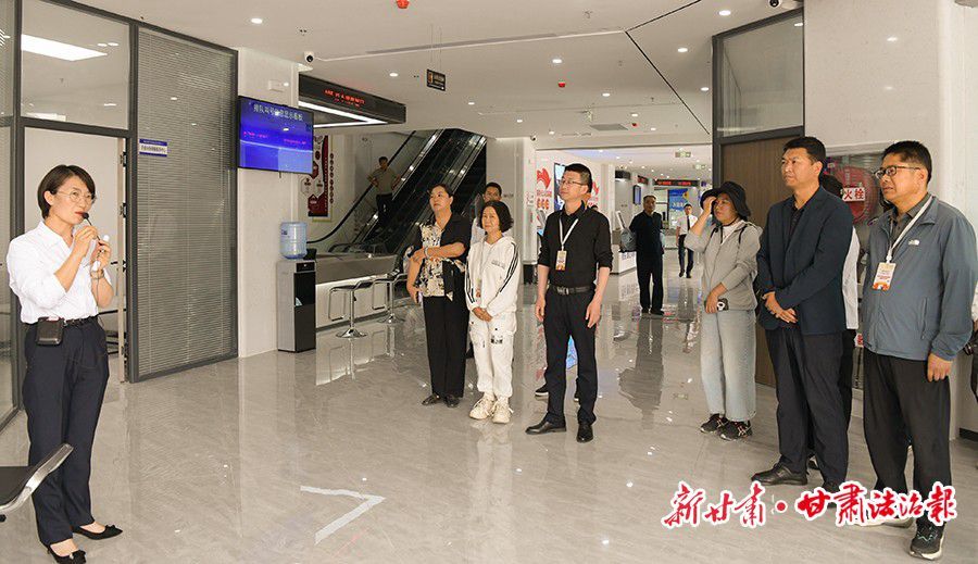 5月20日，“法润石榴花　幸福千万家——第三届铸牢中华民族共同体意识的创稳实践主题宣传活动”采访团走进临夏县综治中心采访。新甘肃·甘肃法治报记者　王辉　摄