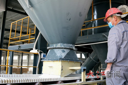 遂川县工业园区一公司车间里,工人在加工生产硅产品无机分体。大江网视觉江西 李建平 摄