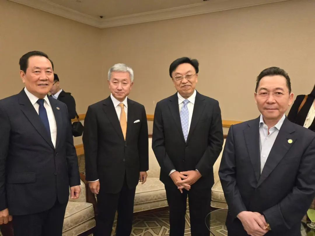 权顺基会长、马瑞濠常务副会长与海南省委书记冯飞、中国驻阿联酋大使张益明交流合影