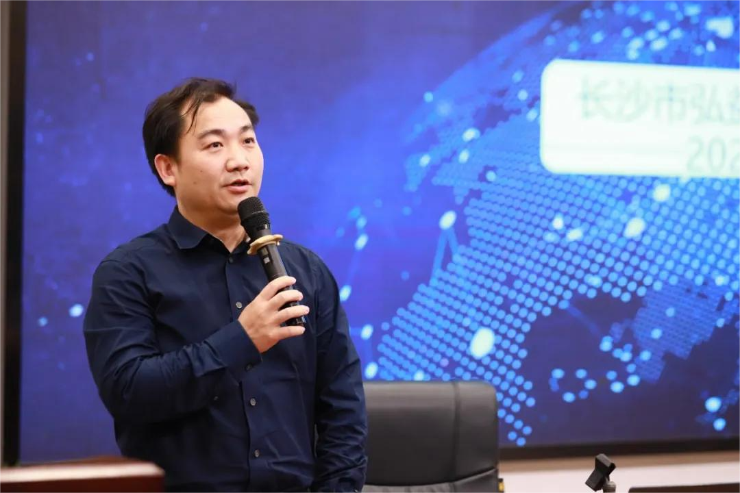 (书记滕小伟在培训现场讲述“三思”教师发展路径)