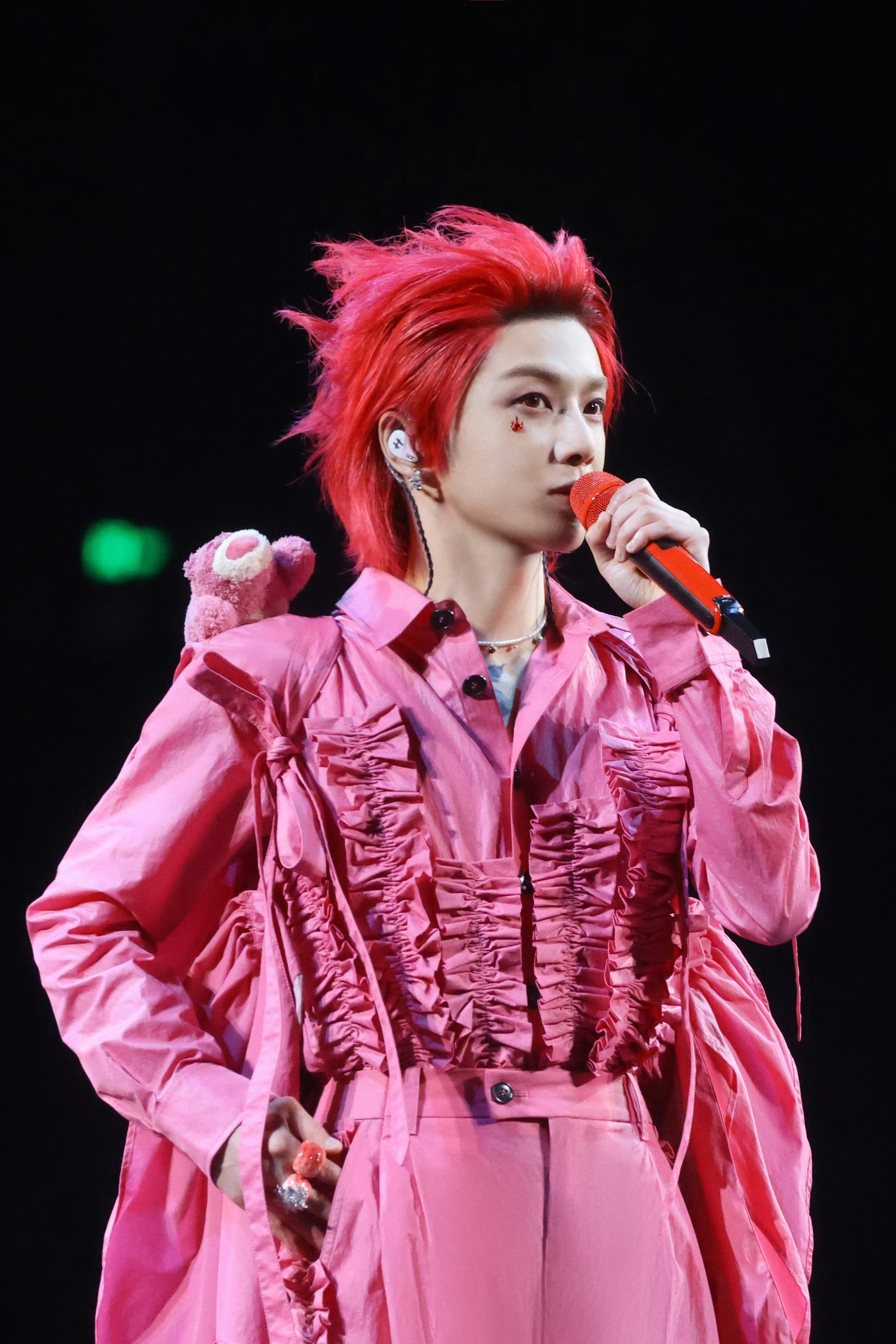 华晨宇火星演唱会青岛站热力开唱 上演极致浪漫的视听盛宴