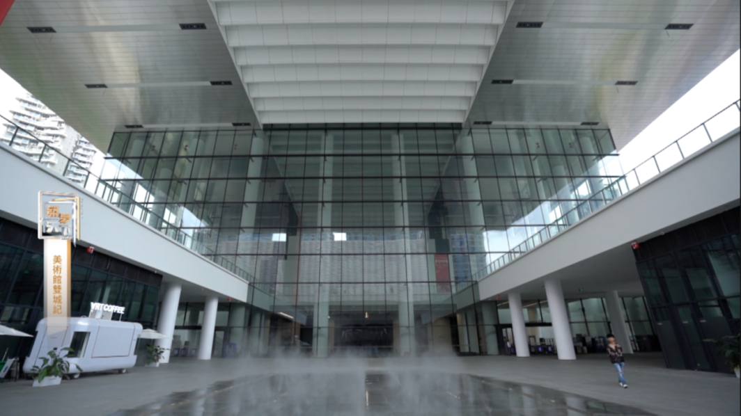 置身水景广场，透过玻璃幕墙，深圳美术馆新馆的中庭空间一目了然