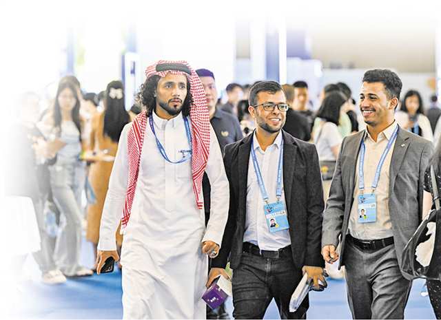 ▲外国嘉宾正在参观。首席记者 龙帆 摄