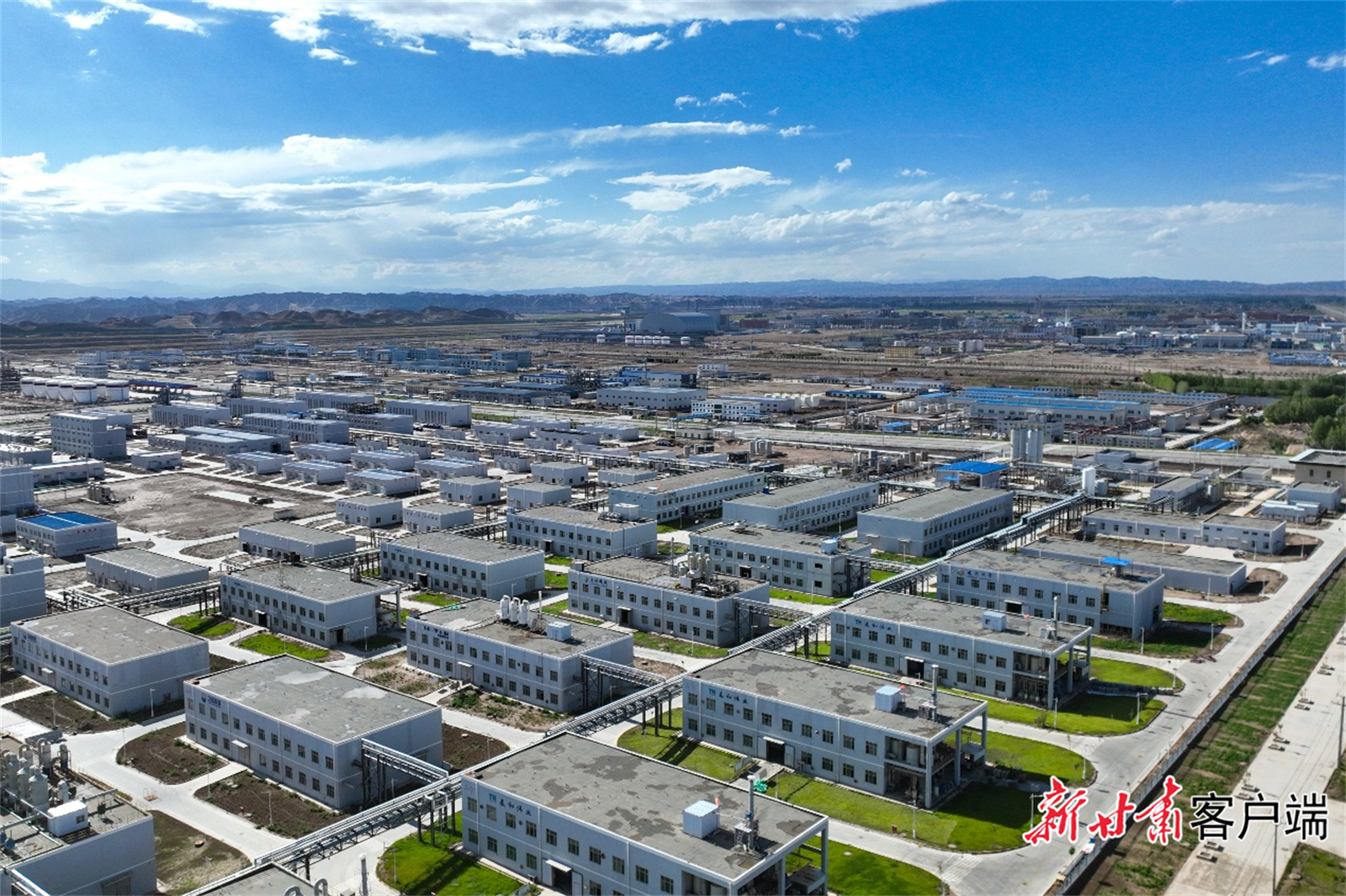 兰州新区化工园区一栋栋标准化厂房鳞次栉比　新甘肃·甘肃日报记者　丁凯