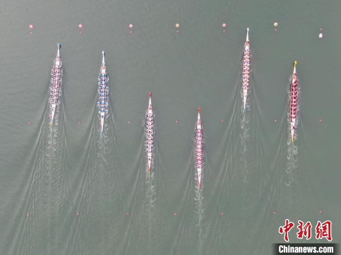 图为200米直道赛现场。(无人机照片)中新社记者 刘力鑫 摄