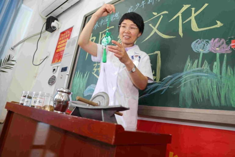 ◆演示如何制作香囊。