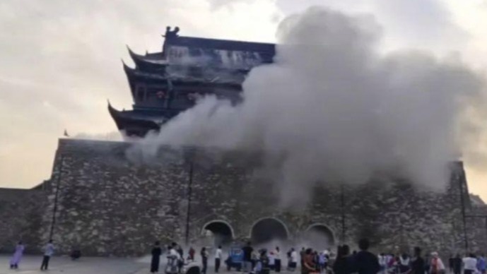 官方通报凤阳鼓楼瓦片脱落：副县长停职，文旅局长免职