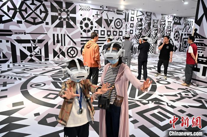 5月18日，《隐秘的秦陵》大空间VR展同步在甘肃简牍博物馆开启，依托甘肃二十年秦文化考古成果，融合LBE大空间与3D技术，在骊山渭水间构建虚实共生的秦陵解密场。九美旦增　摄