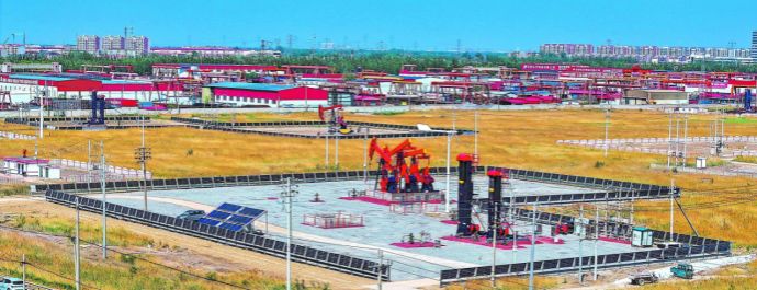 技术人员在井场调试“光储直柔”系统设备