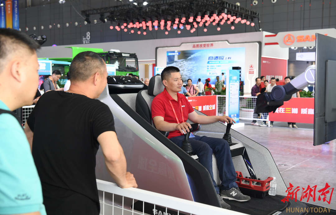 5月16日，第四届长沙国际工程机械展览会现场，工作人员在给观众演示操控全电动挖掘机器人。湖南日报全媒体记者田超 摄