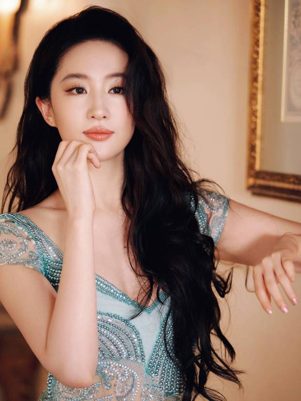 搜狐娱乐讯 近日,一组刘亦菲参加时尚晚宴的大片曝光。