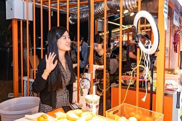 主播在夜市上直播