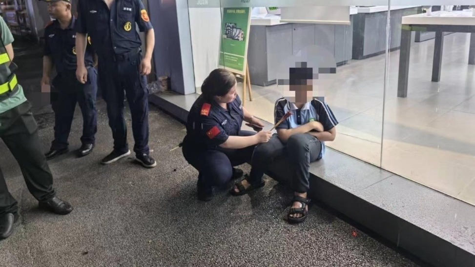 江西12岁男孩离家出走，两天后父亲送外卖出车祸去世，众人帮助找回孩子