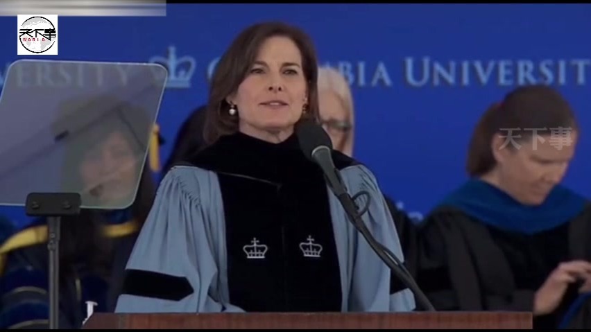 哥大代理校长毕业典礼上被嘘，学生高喊“释放马哈茂德”