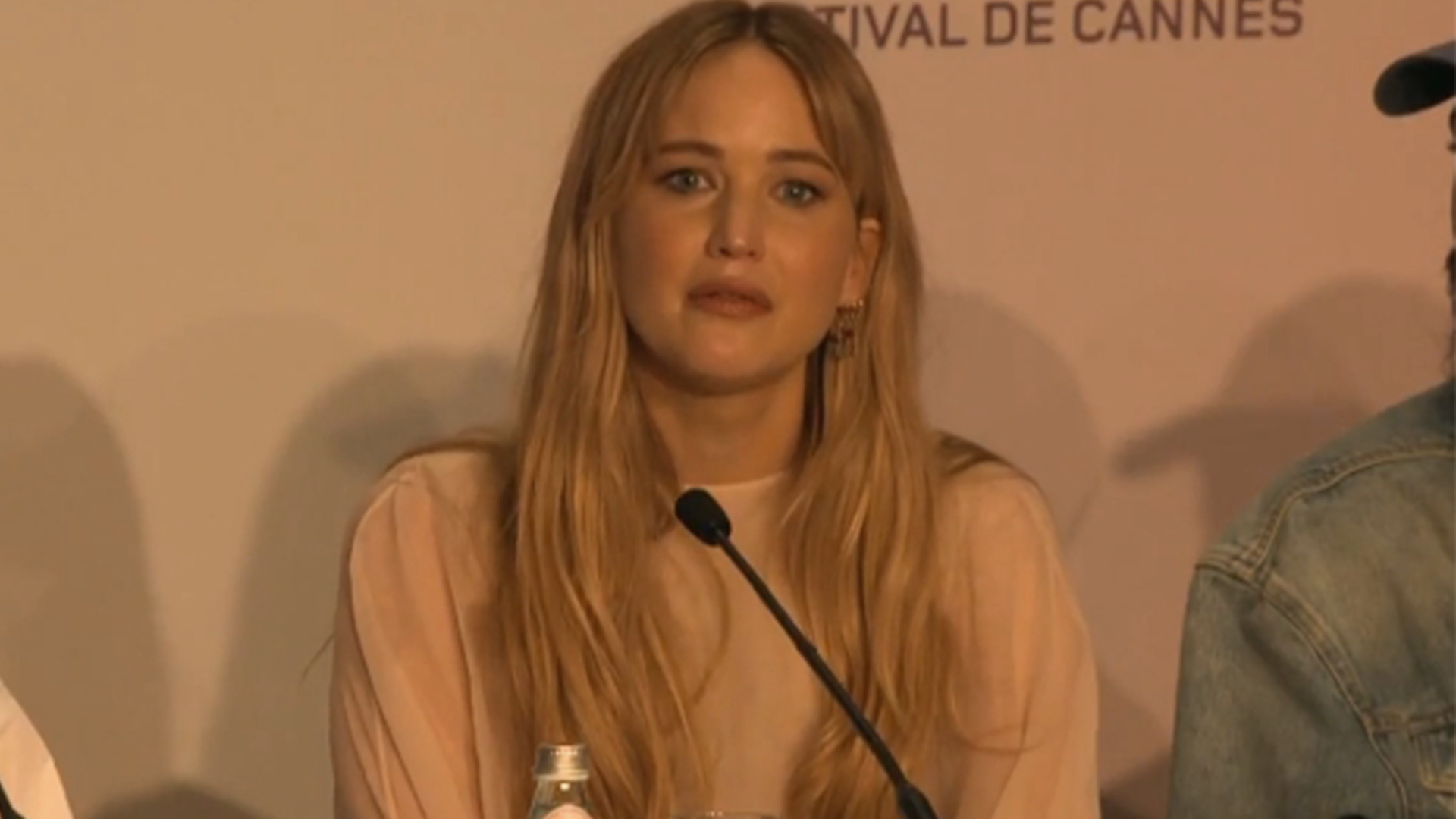 詹妮弗·劳伦斯：如果你想当演员，我强烈建议你生孩子