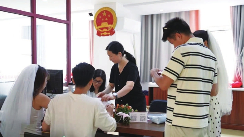 5月20日，因谐音“我爱你”，被赋予了浪漫的色彩。当日，在吉州区民政局婚姻登记处，前来登记结婚的新人络绎不绝。取号、填表、办证，一对对情侣在祝福声中喜结连理。 全媒体记者熊瑄 摄