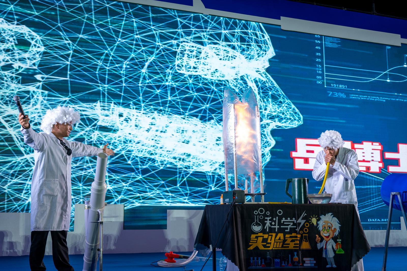 机器狗醒狮无人机霸屏夜空 科技盛宴燃爆兰州新区