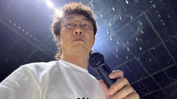 “复活”后的陈奕迅开唱！在台上突然爆咳，挥手示意自己没事