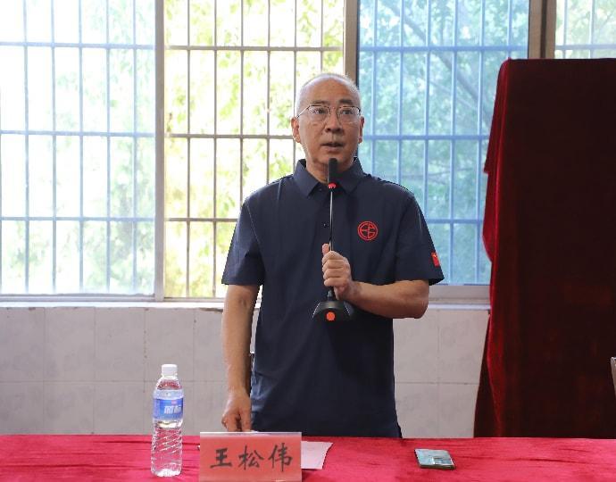 武术名家王松伟宣布比赛开始