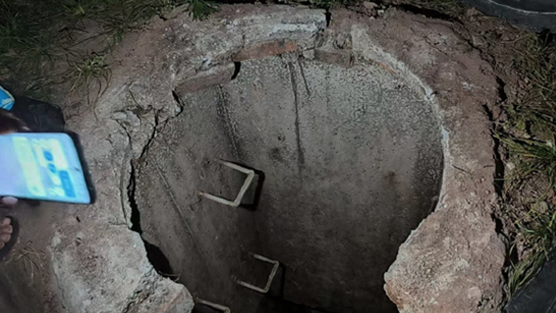 掉化粪池遇难男生妈妈在殡仪馆晕倒，家里靠父亲务农为生：本来在为儿子筹大二学费，人走了，希望得到合理赔偿