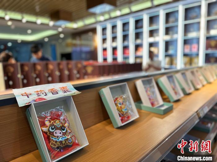 5月21日，位于甘肃兰州市的甘肃省中医院内展示的多款中药香囊。闫姣　摄