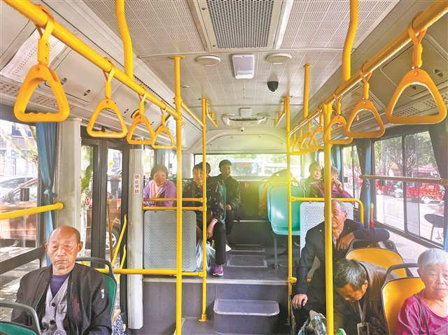 四月二十七日，川渝1路省际公交，乘客们等待发车。（受访者供图）