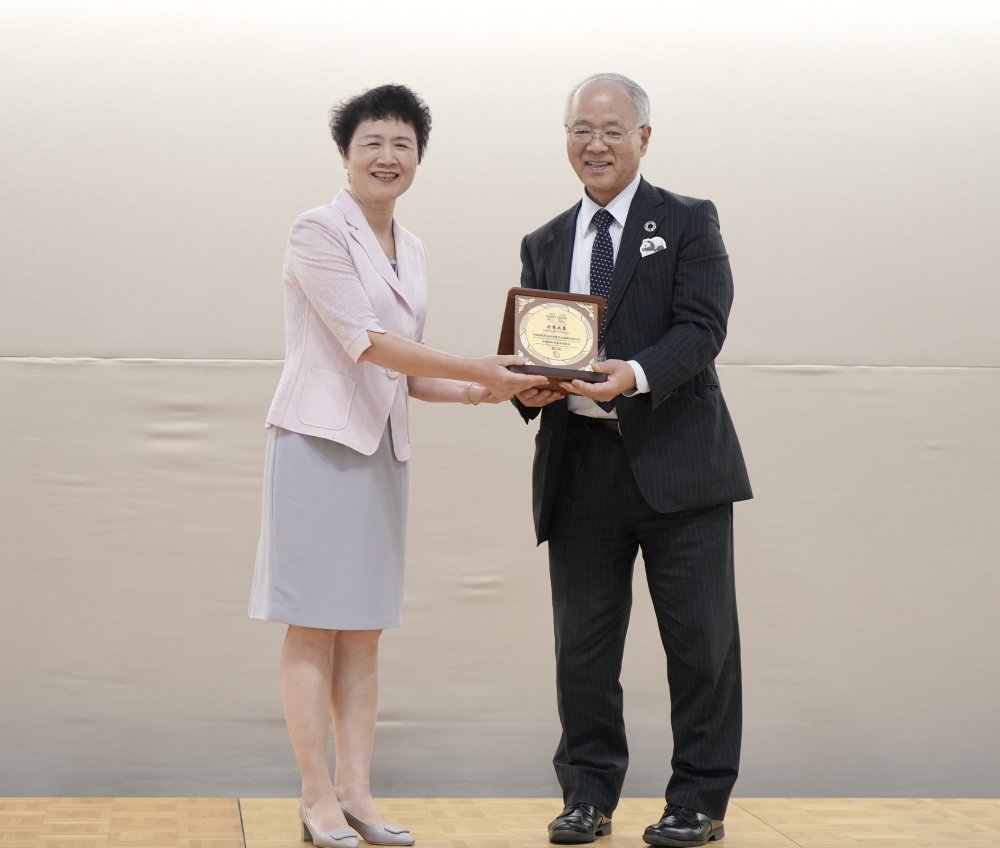 ↑海南省贸促会向日本相关商协会赠送“共商共赢”牌匾。