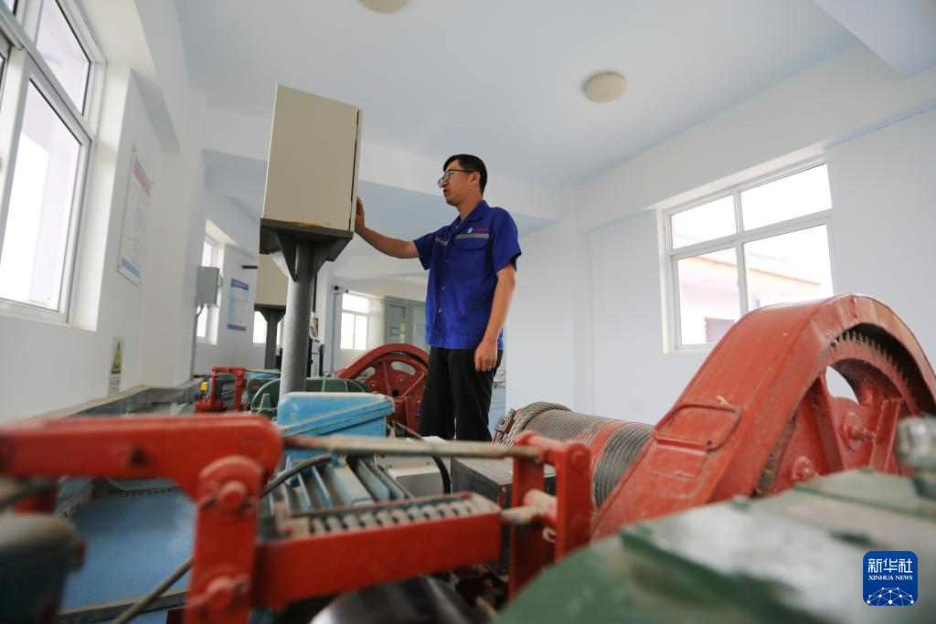 5月26日，工作人员在甘肃省定西市安定区内官营镇的引洮总分水闸查看设备运行情况。