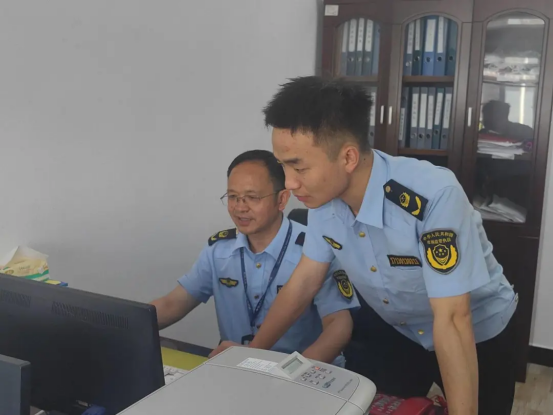 周大虎(左)李朱迪(右)