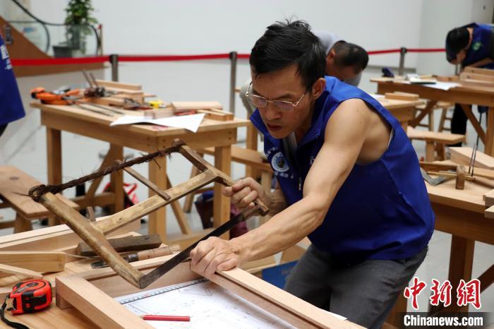 图为正在进行比赛的木工制作能手。中新社记者 熊锦阳 摄