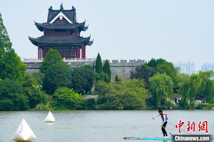 图为选手正在冲刺。张倩龙 摄
