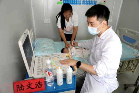 陆文浩医生为孩子做超声检查