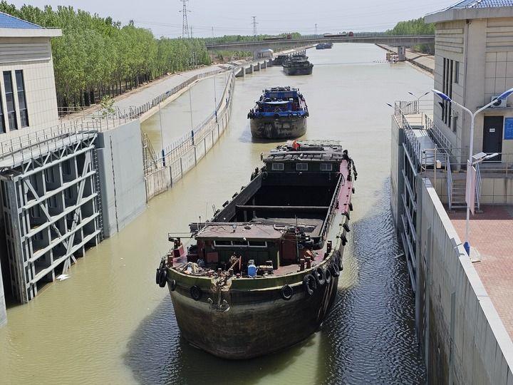 4月24日，货船排队通过山东省东平县八里湾船闸。新华社记者 滕军伟 摄