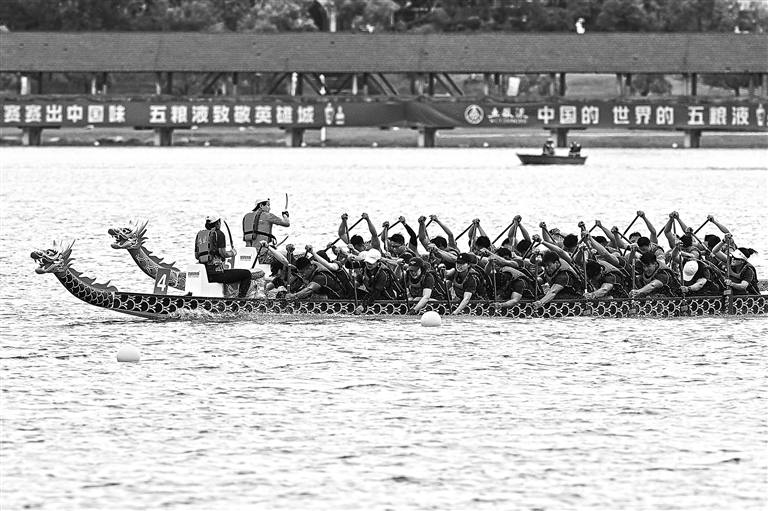 5月23日，2025中國南昌國際龍舟賽在南昌紅谷灘區(qū)九龍湖水域擂鼓開賽，來自國內(nèi)外50支龍舟隊、約1500名運動員爭相競渡。江西日報全媒體記者 洪子波攝