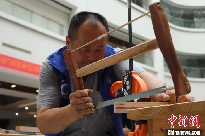 图为正在进行比赛的木工制作能手。中新社记者 熊锦阳 摄