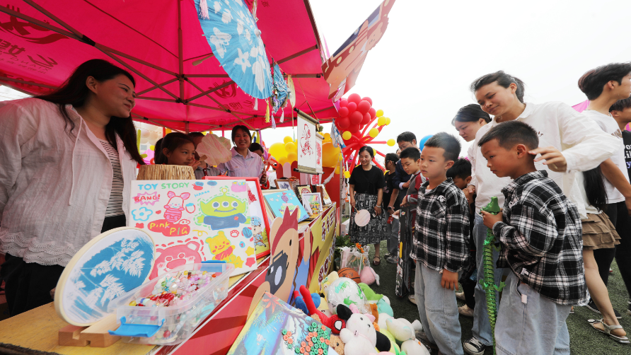 江西东乡：爱心义卖 传递温暖（图）