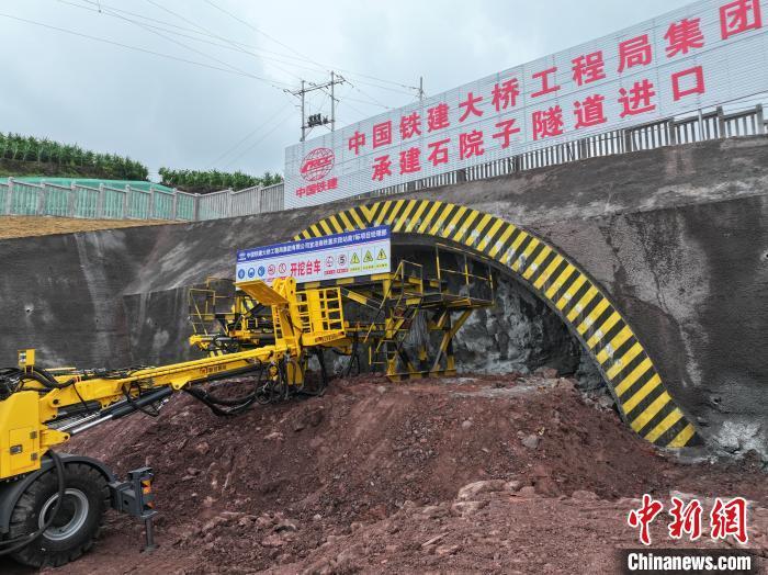 图为宜涪高铁石院子隧道施工现场。苏剑阳 摄