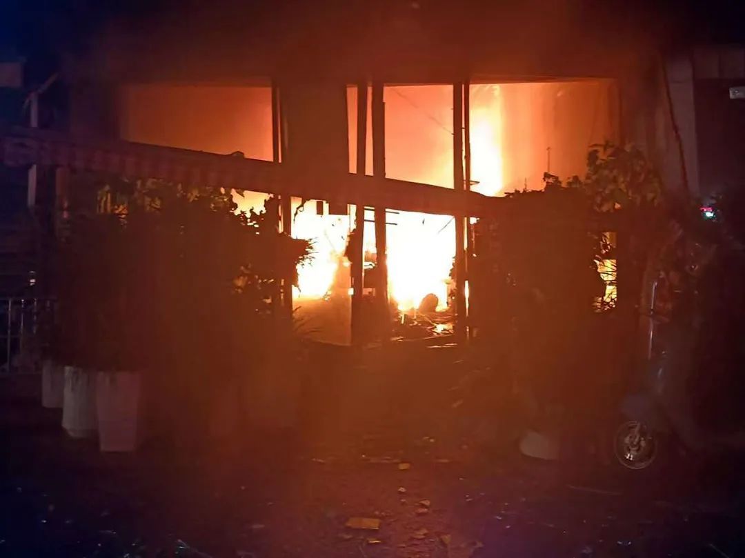 萍乡一沿街商铺深夜起火 现场火势凶猛（图）