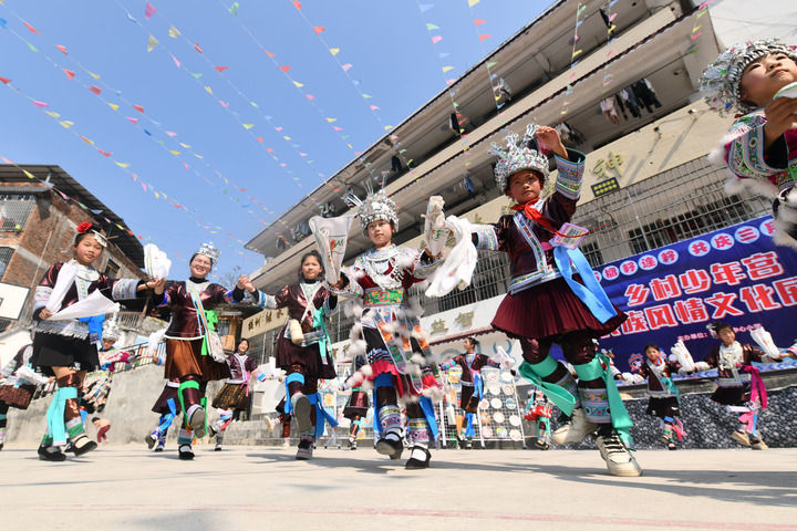 2025年3月25日,广西柳州市融水苗族自治县杆洞乡中心小学学生在跳芦笙踩堂舞。新华社记者 黄孝邦 摄