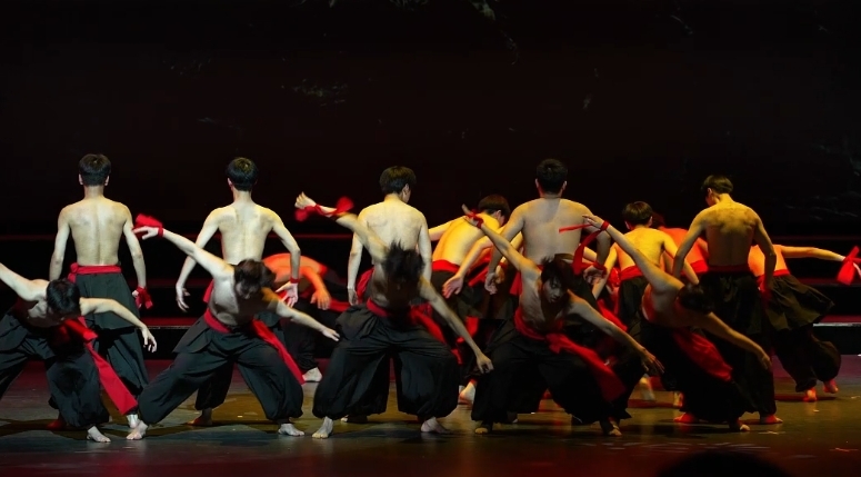 “绽放艺术风采 激发强国力量”哈尔滨市第五届中小学校园合唱节和首届校园舞蹈节专场演出在少年宫艺术中心举办