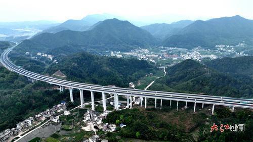 遂(川)大(余)高速公路。大江網(wǎng)視覺江西李建平攝