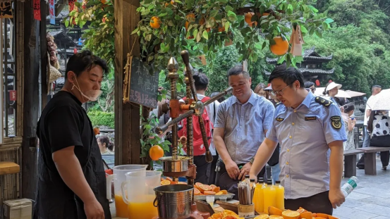 执法人员检查景区售卖橙汁商户