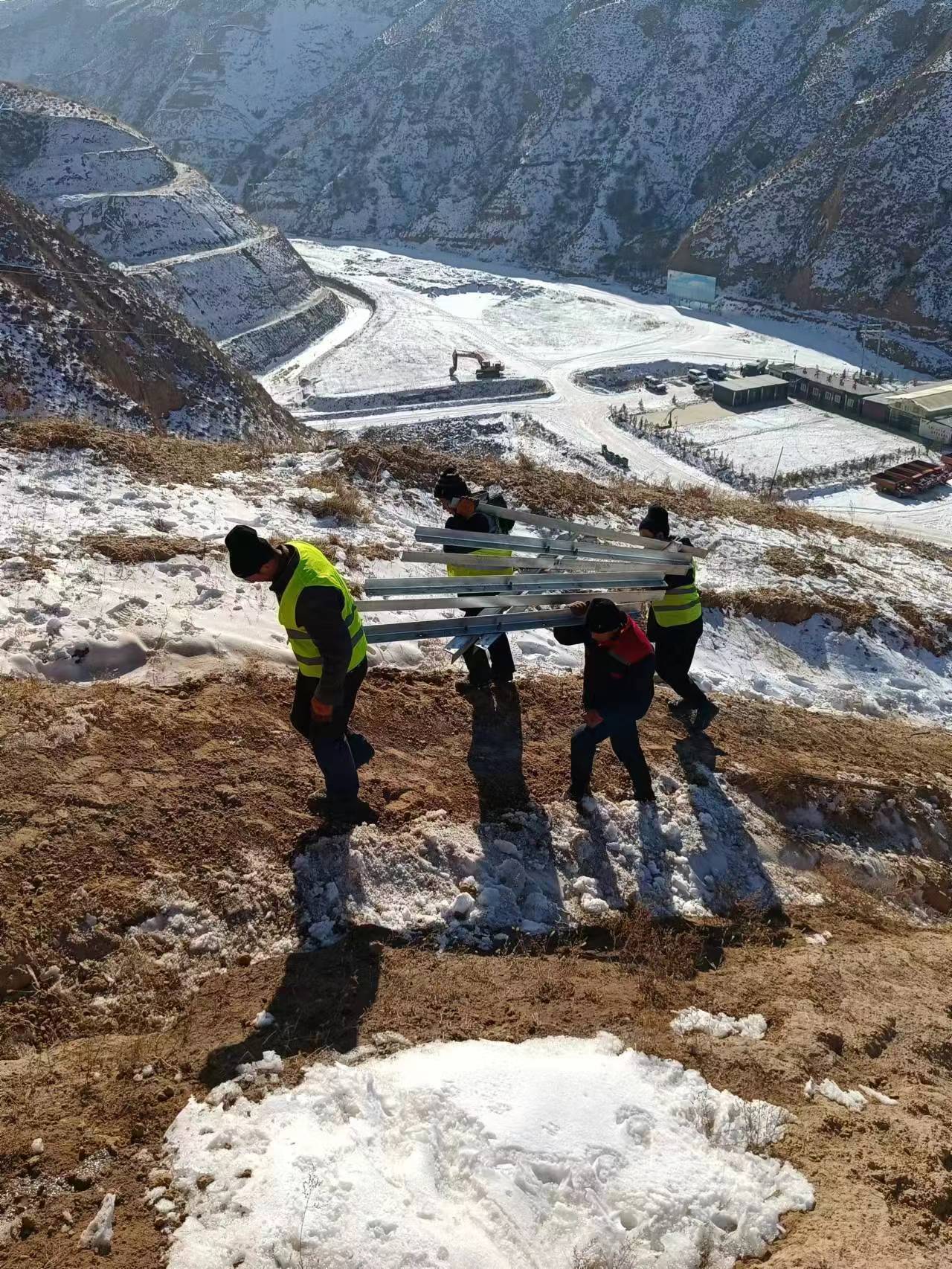 工人运输建材