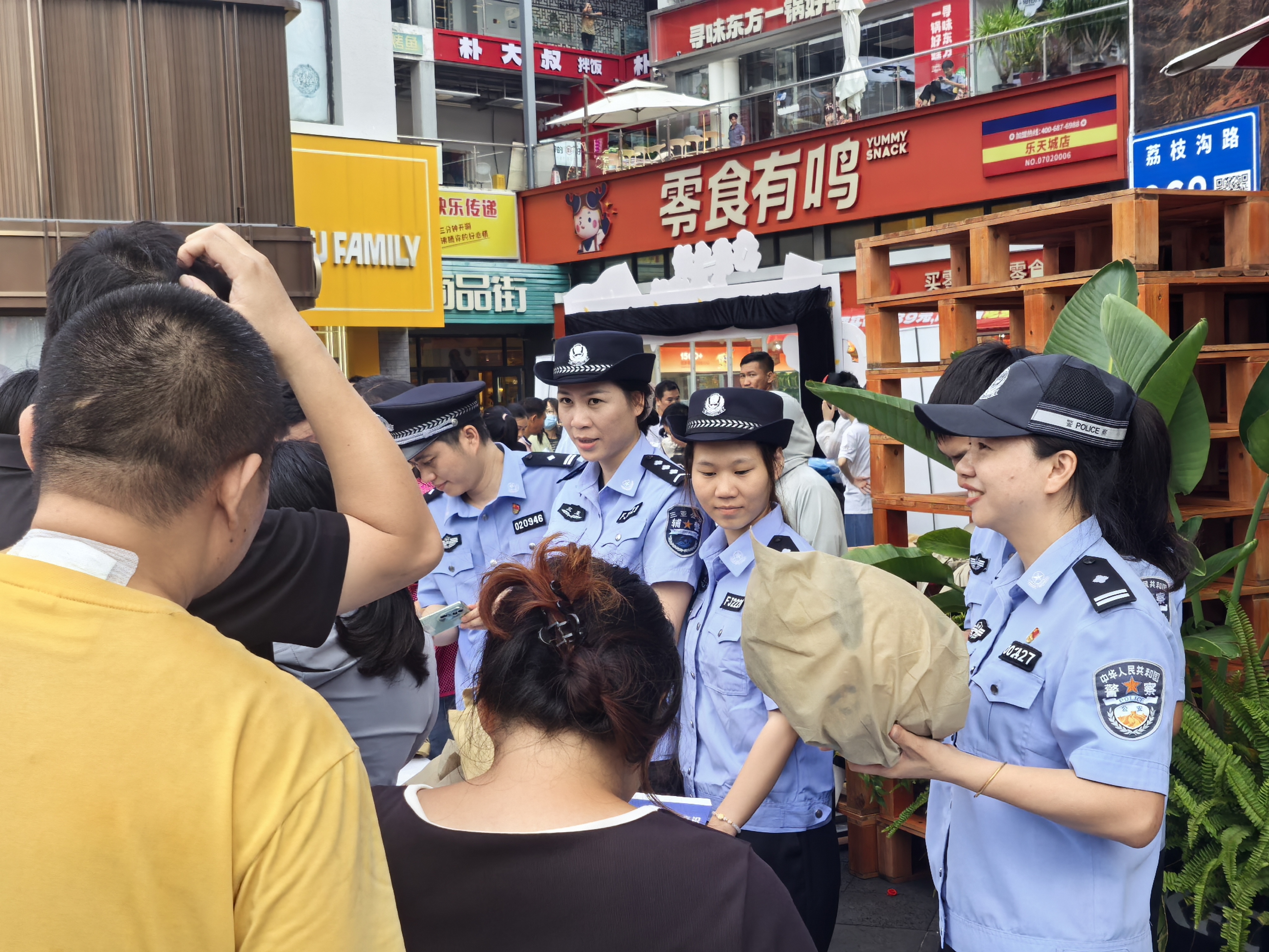 “典”亮生活·与法同行——三亚市吉阳区举办民法典颁布五周年纪念普法晚会