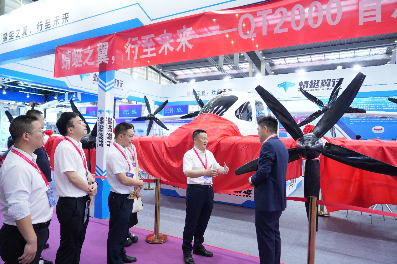 (5月24日,唐俊义带队在展厅中,了解蜻蜓翼行(杭州)科技有限公司,并向该企业相关负责人详细介绍我区低空经济发展前景。)
