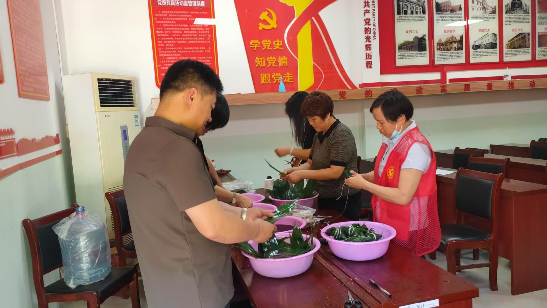 開封市西湖街道閆砦社區(qū)開展“濃情端午粽暖人心”包粽子活動