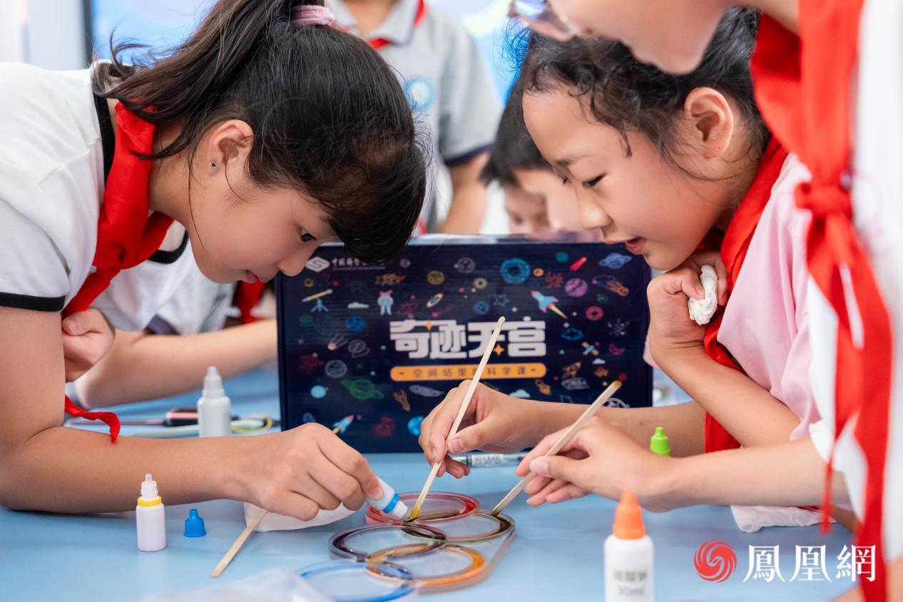 中国空间站“奥运五环实验”中，同学们一起体会化学的奥妙