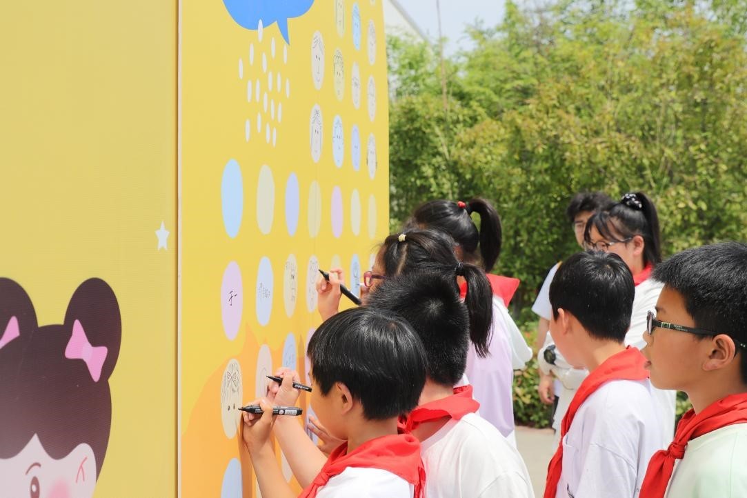 图为学生在“许愿墙”上写下对未来的美好期许