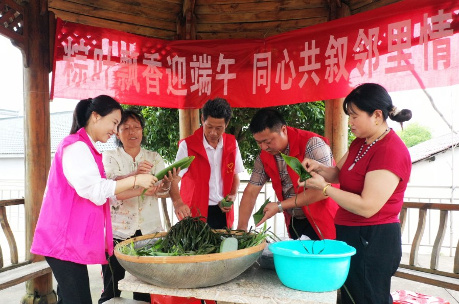 江西东乡：齐包端午粽 共享邻里情（图）