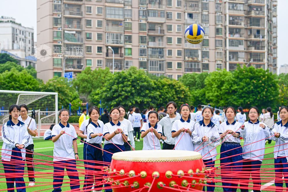 5月26日，赣州市章贡中学举行第二届心理素质拓展运动会，设置了百人动力圈、同心击鼓、齐心协力等趣味游戏。图为学生在进行趣味游戏比赛。 特约通讯员 胡江涛摄
